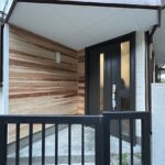 【リフォーム済/玄関外観】玄関ドアは新品に交換いたしました。モニター付きインターホンも新品交換しております。