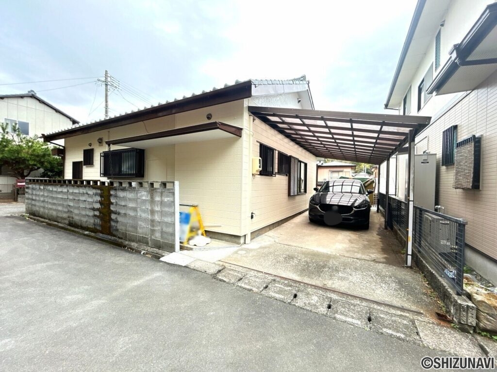 【リフォーム済/外観】外壁の塗装を行いました。南東が開けているため、風が良く抜ける立地です。
