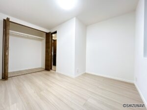 【リフォーム済/北側洋室】フローリング上張りとクロス張替、建具新品交換を行いました。クローゼットも備え付けられております。