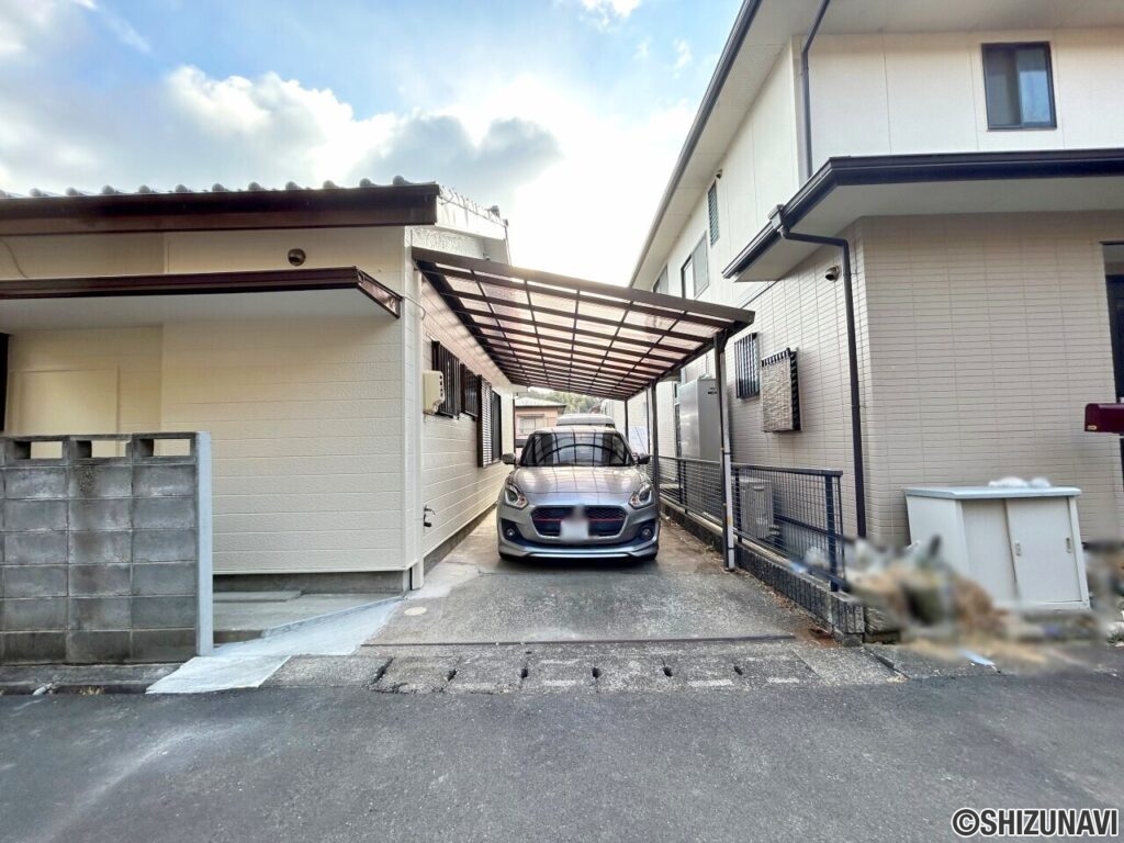 【リフォーム済/駐車場】南面を土間打ちし、縦列2台の駐車が楽になる様拡張いたしました。