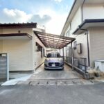 【リフォーム済/駐車場】南面を土間打ちし、縦列2台の駐車が楽になる様拡張いたしました。