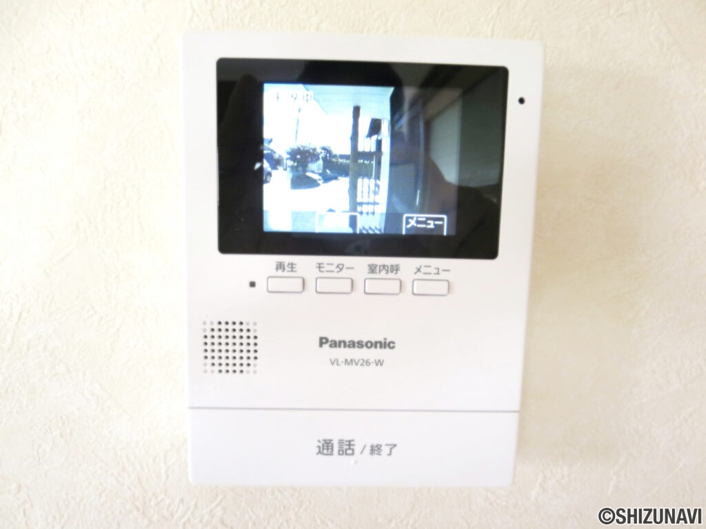 【設備/インターフォン】リビングに設置しました。カラーモニターでお客様を確認してから応対できるので安心ですね。