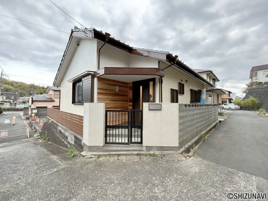 【リフォーム済/外観】別角度です。外壁の塗装を行いました。南東が開けているため、風が良く抜ける立地です。