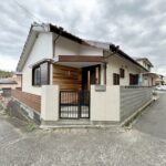 【リフォーム済/外観】別角度です。外壁の塗装を行いました。南東が開けているため、風が良く抜ける立地です。