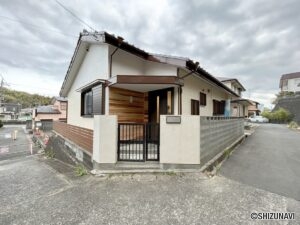 【リフォーム済/外観】別角度です。外壁の塗装を行いました。南東が開けているため、風が良く抜ける立地です。