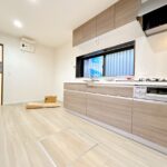 【リフォーム済/キッチンスペース】キッチンは新品に交換しました。フローリング上張りとクロス張替、建具新品交換を行いました。