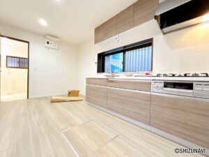 【リフォーム済/キッチンスペース】キッチンは新品に交換しました。フローリング上張りとクロス張替、建具新品交換を行いました。
