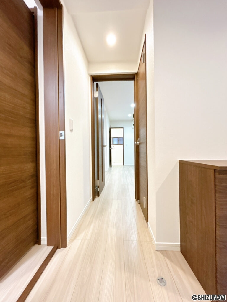 【リフォーム済/廊下】フローリング上張りとクロス張替、建具新品交換を行いました。
