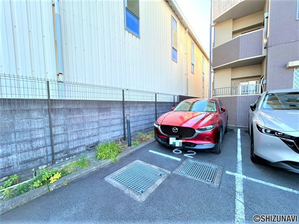 【駐車場】エントランス近くの平置き駐車場区画です(NO.62)徒歩約6分ほどに敷地外駐車場もあり、追加契約も可能です。敷地内駐車代金は月額3000円です（令和6年3月現在）