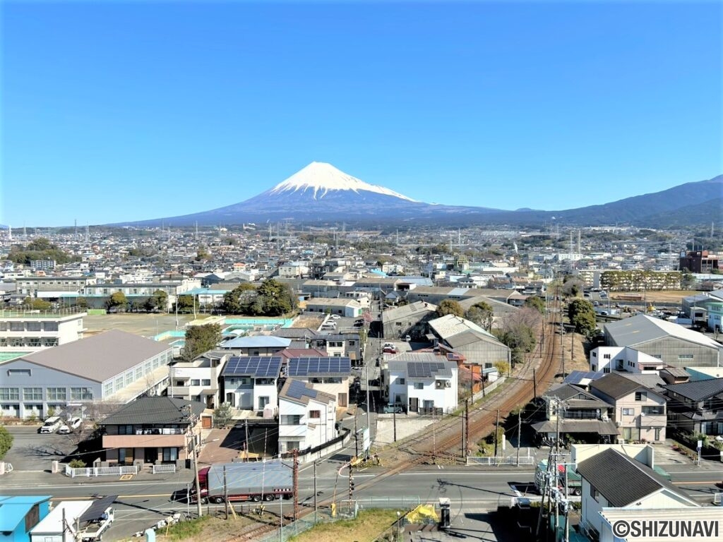 【眺望】玄関ドアを開けると富士山の眺望が広がります。高層階ならではの眺望は圧巻です。