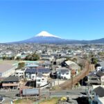 【眺望】玄関ドアを開けると富士山の眺望が広がります。高層階ならではの眺望は圧巻です。