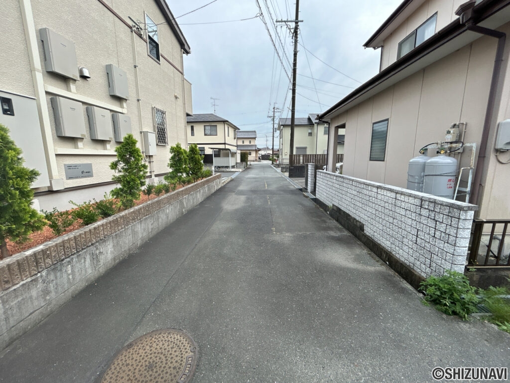【前面道路】前面道路は幅員約4mです。交通量が少なく、駅から徒歩5分の立地でありながら、落ち着いた環境です。