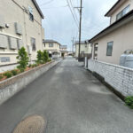 【前面道路】前面道路は幅員約4mです。交通量が少なく、駅から徒歩5分の立地でありながら、落ち着いた環境です。
