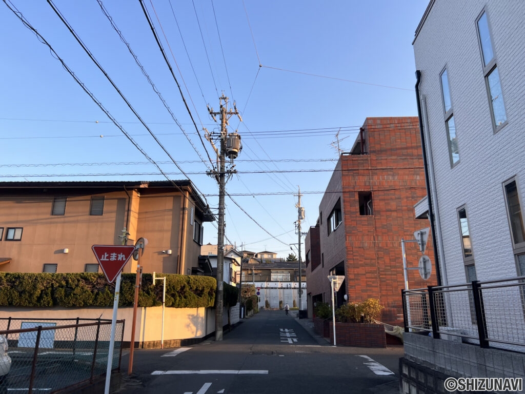 【周辺環境／前面道路】建物前面の道路は車の通りもそれほどであるため、安心して出入り頂けます。