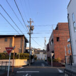 【周辺環境／前面道路】建物前面の道路は車の通りもそれほどであるため、安心して出入り頂けます。