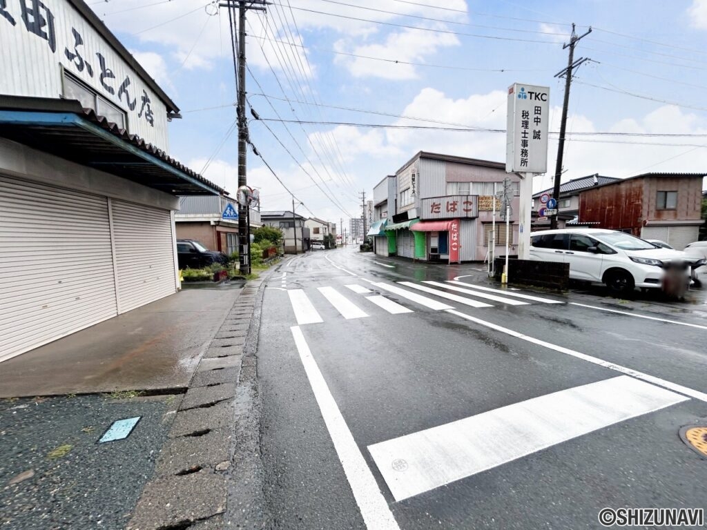【前面道路】幅員約9m。やや交通量の多い道路ですが、駐車場間口が約6mと広いため、駐車が苦手な方でも安心です。