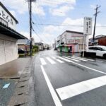 【前面道路】幅員約9m。やや交通量の多い道路ですが、駐車場間口が約6mと広いため、駐車が苦手な方でも安心です。