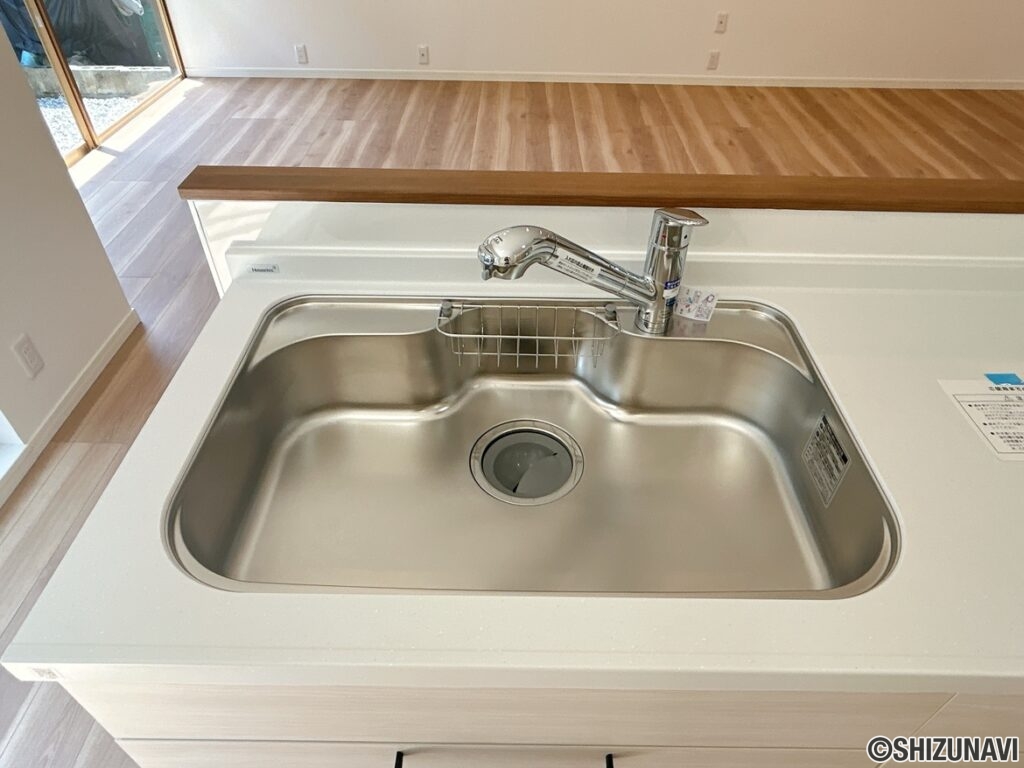 【リフォーム済/キッチン】新品交換したキッチンのシンクはサビにくく熱に強いステンレス製です。水はねの音を抑える静音設計で、従来よりもさらに水音が静かになっています。