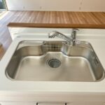 【リフォーム済/キッチン】新品交換したキッチンのシンクはサビにくく熱に強いステンレス製です。水はねの音を抑える静音設計で、従来よりもさらに水音が静かになっています。
