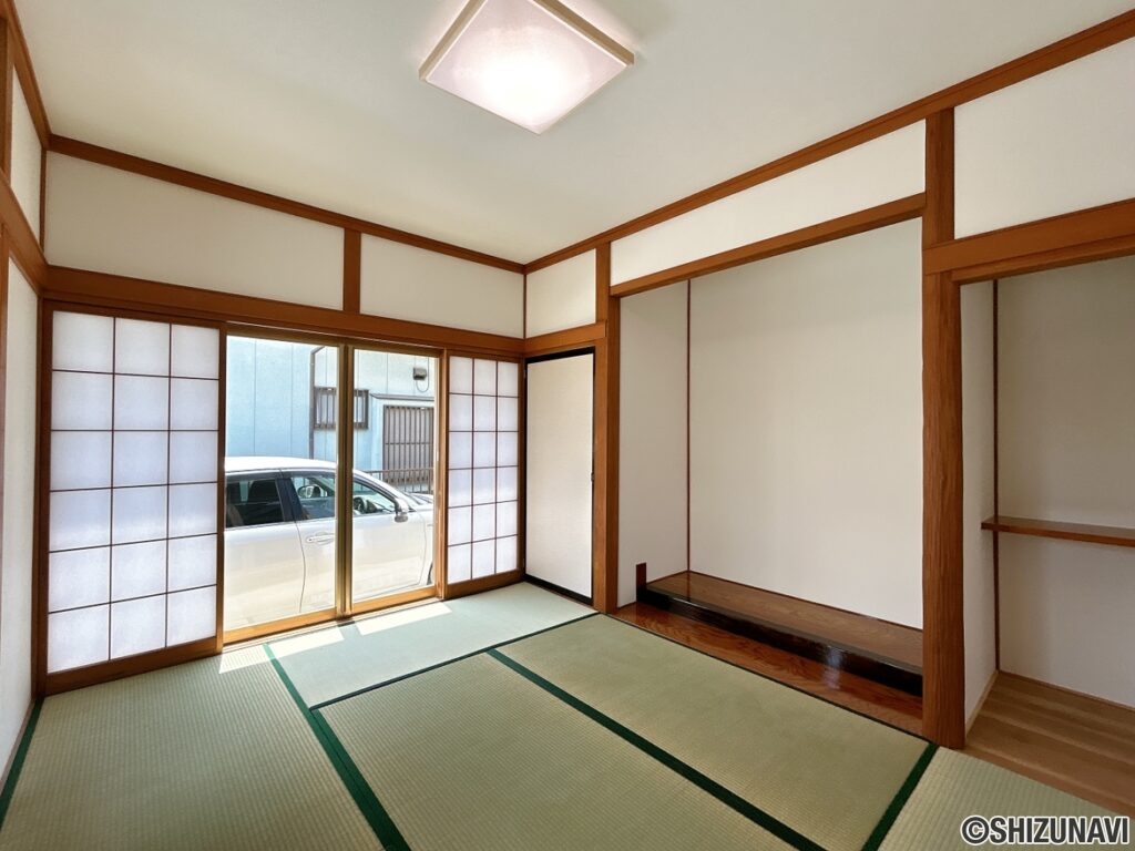 【リフォーム済/１階6帖和室】畳の表替え・クロス・障子の張替えを行いました。１階にＬＤＫ以外の居室があると、将来的な居室や来客用等、柔軟にお使いいただけます。