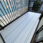 【リフォーム済/バルコニー２】2階廊下から出られるバルコニーです。床材は塗装を行いました。南方角を向いており、日当たり良好です。