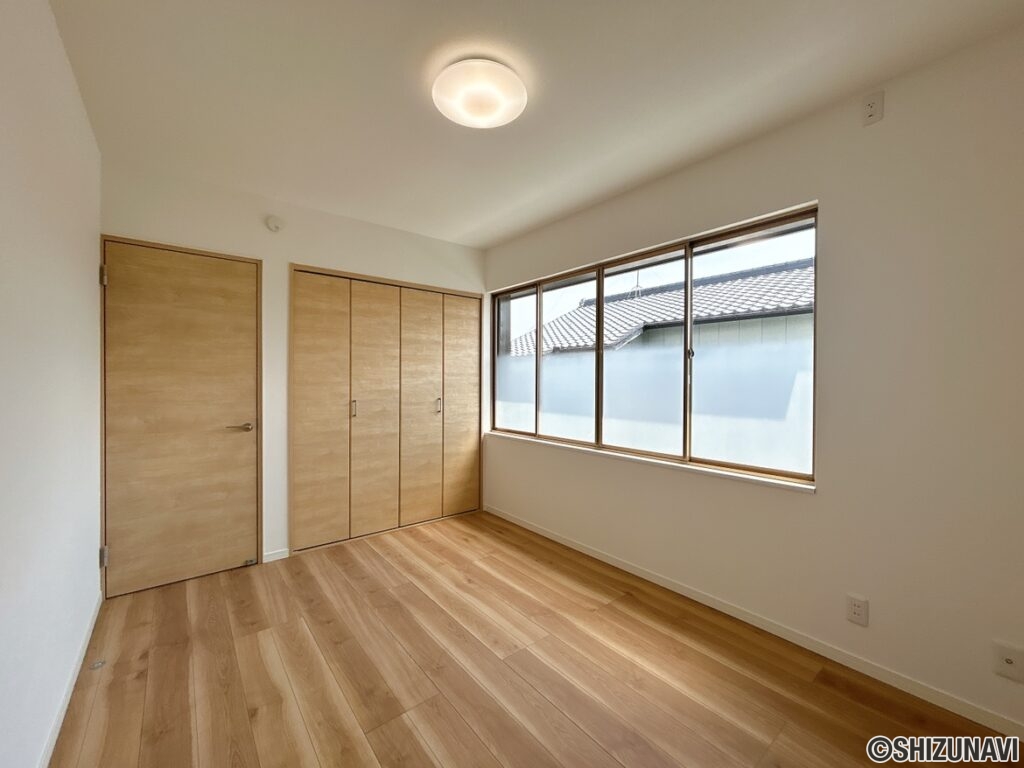【リフォーム済/2階6帖洋室(南西)】元々は和室ですが、フローリングへ変更、クロス・建具・照明の交換を行い、洋室へ変更しました。