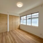 【リフォーム済/2階6帖洋室(南西)】元々は和室ですが、フローリングへ変更、クロス・建具・照明の交換を行い、洋室へ変更しました。