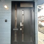 【リフォーム済//玄関外観】玄関はクリーニングと鍵交換を行いました。インターホンはカラーモニター付きのものに交換予定で訪問者を確認してから対応ができます。