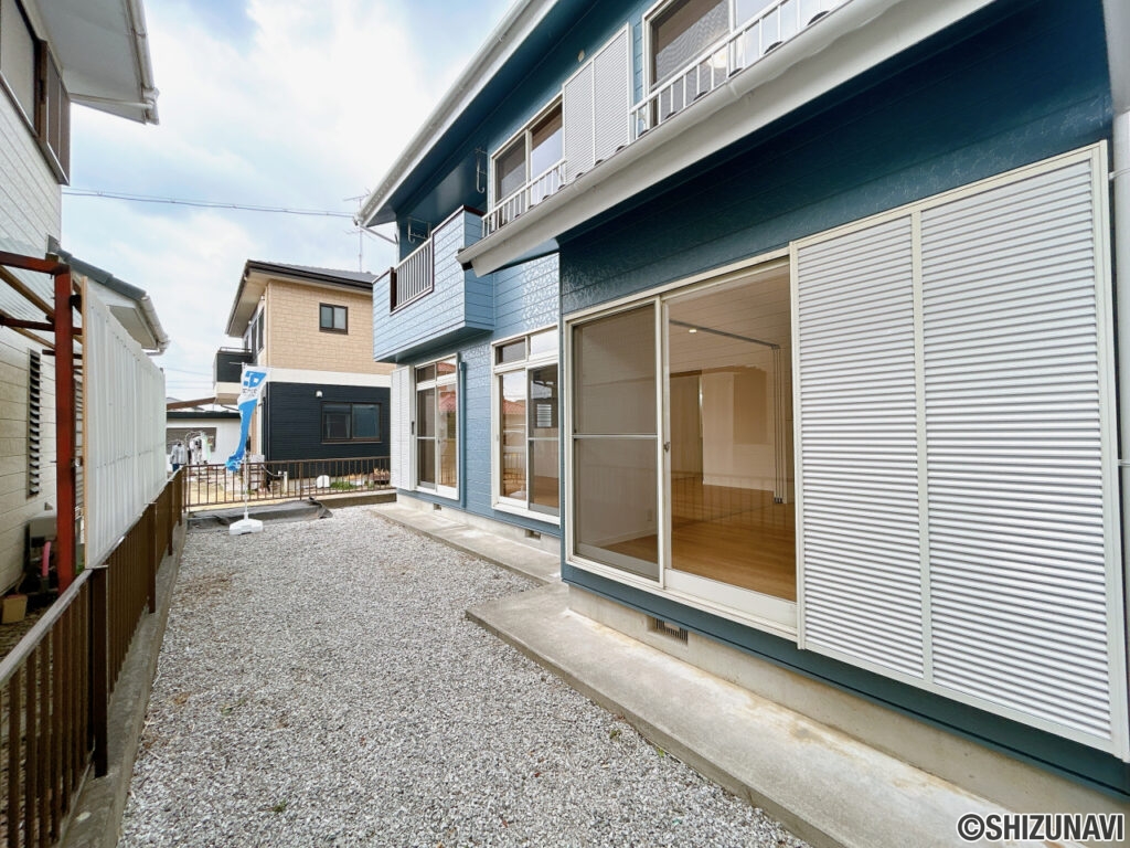 【庭】南面のお庭です。お子様のプール遊び、家庭菜園など様々な用途でお使いいただけますよ。