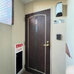 【1階玄関（外観）】玄関ドアのカギは新品交換を行いました。防犯面でも安心です。