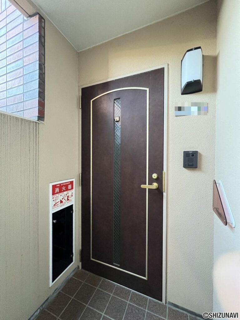 【1階玄関（外観）】玄関ドアのカギは新品交換を行いました。防犯面でも安心です。