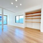 【リフォーム済/リビング別角度】リビングの別角度写真です。可動棚は本棚や飾り棚としても活躍します。南面と西面に窓があり、明るく風通しの良いリビングです。