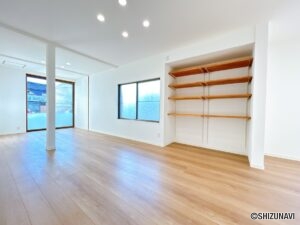 【リフォーム済/リビング別角度】リビングの別角度写真です。可動棚は本棚や飾り棚としても活躍します。南面と西面に窓があり、明るく風通しの良いリビングです。