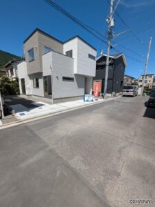 物件正面道路(別視点)の画像です。
