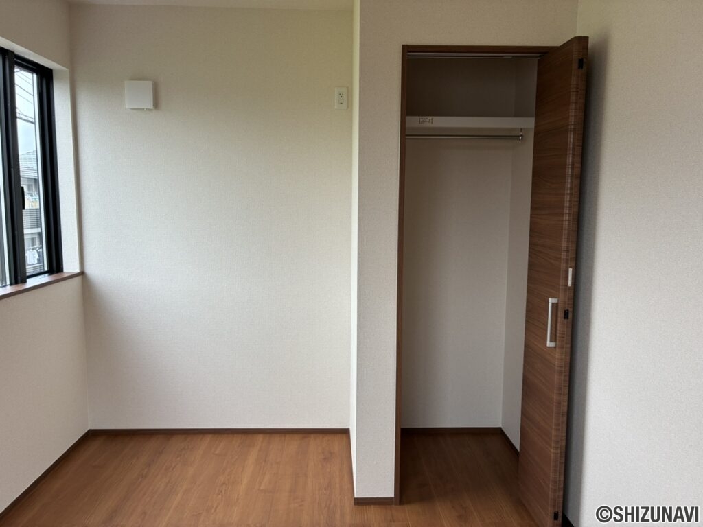 洋室5.1帖　収納