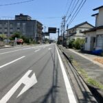 前面道路は広く車庫入れもノンストレスです。