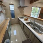 キッチンです。背面にボードがあるので、収納や物を置くのに便利です。