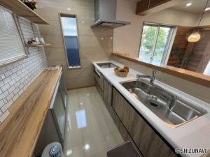 キッチンです。背面にボードがあるので、収納や物を置くのに便利です。