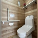 トイレにも無垢材をふんだんに使用しております。