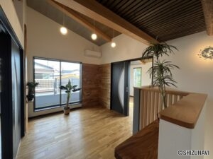 2階のホールです。作り付けの机もあるのでちょっとした作業もできます。