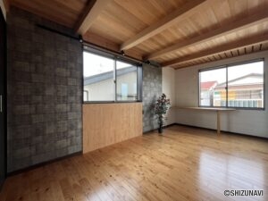 8帖の洋室です。2面採光で明るいお部屋です。