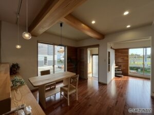 LDKです。木材をふんだんに使用した温もりのある内装です。