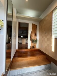 玄関に入った瞬間に木材の香りを感じます。