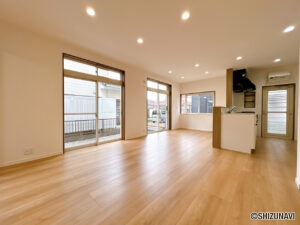 【リフォーム済/LDK】約16帖のLDKです。床はフローリング重ね張り、壁・天井はクロスの張替え、建具や照明の交換を行いました。南面の掃き出し窓がお庭に接しており、日当たり、風通し良好です。