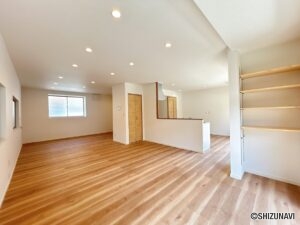 【リフォーム済/LDK】約25帖のLDKへとリフォームしました。対面キッチンでご家族を見ながら家事ができます。フローリングの重張、クロス・建具・照明の交換を行いました。