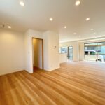【リフォーム済/LDK】約25帖のLDKを別角度から撮影した写真です。キッチン側とリビング側の２か所に入口があり動線にも配慮しております。