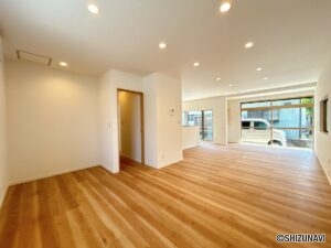 【リフォーム済/LDK】約25帖のLDKを別角度から撮影した写真です。キッチン側とリビング側の２か所に入口があり動線にも配慮しております。