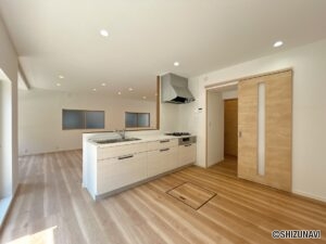 【リフォーム済/LDK】キッチン後ろから撮影した写真です。廊下からすぐアクセスできる配置で、買い物帰りなどは嬉しいですね。