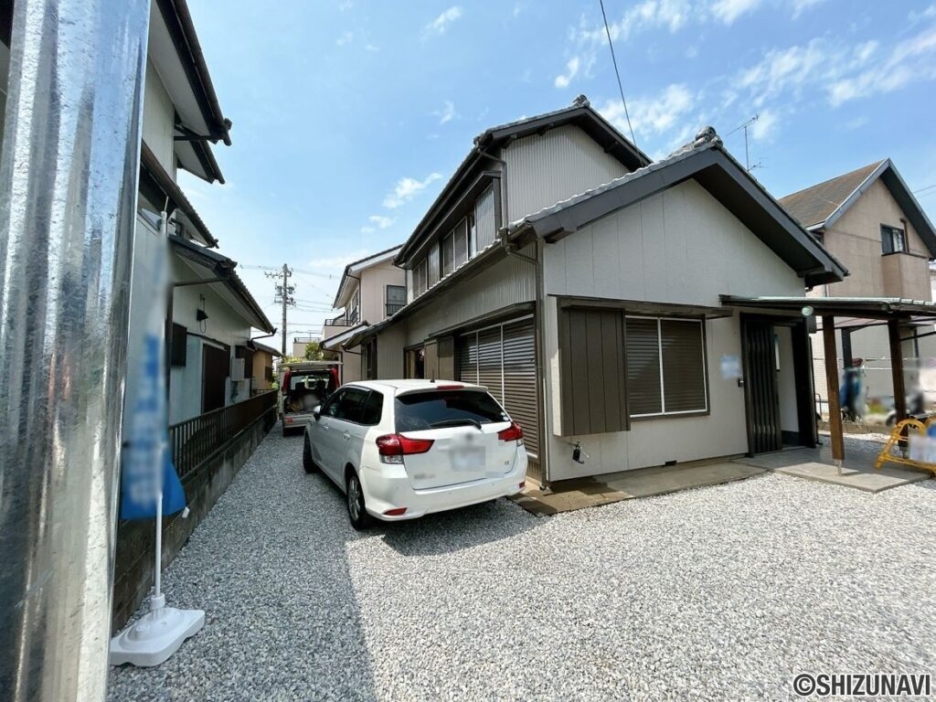 【リフォーム済/駐車場】植栽の伐採、倉庫の撤去を行い、計３台のお車が駐車可能になりました。