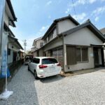 【リフォーム済/駐車場】植栽の伐採、倉庫の撤去を行い、計３台のお車が駐車可能になりました。